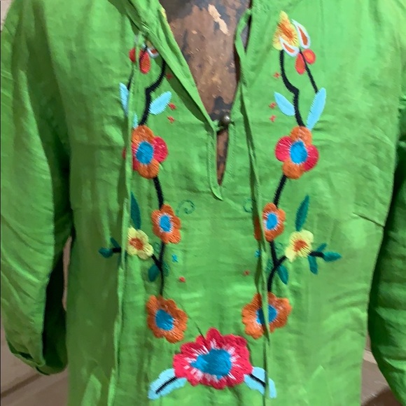 Embroidered boutique blouse - Picture 2 of 5